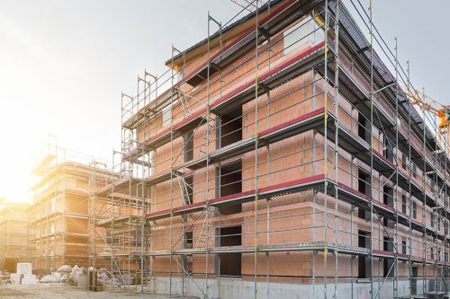 Wohnblock im Bau mit Gerüst