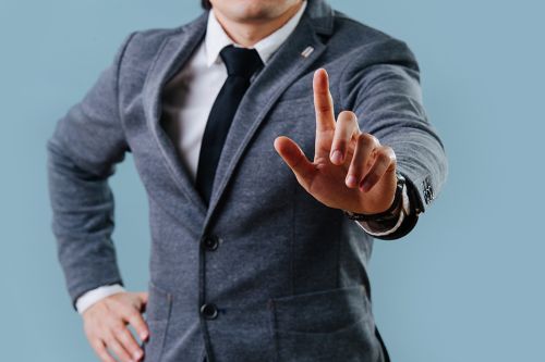 Mann streckt Zeigefinger aus